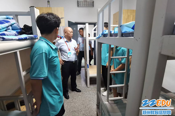 4学校工会主席张震带领干部与新生亲切交流_副本