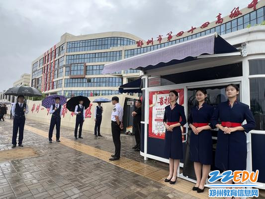 学校礼仪队全军出动，彰显文化艺术特色