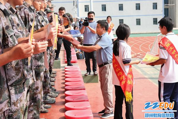 7 校领导为优秀集体颁奖