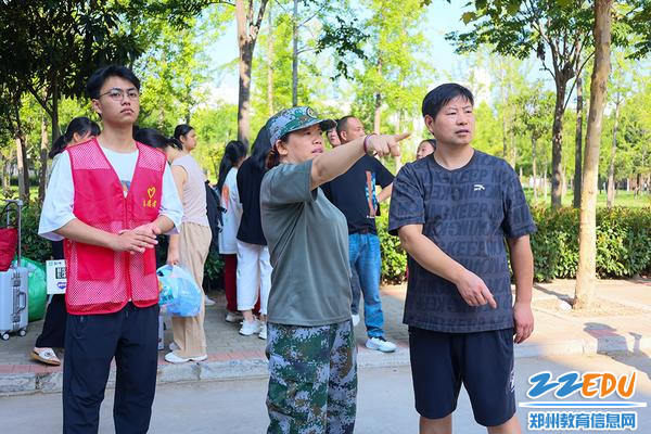 4教官为家长做指引