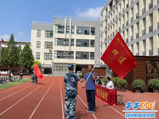 政教主任田诺为各连队授旗