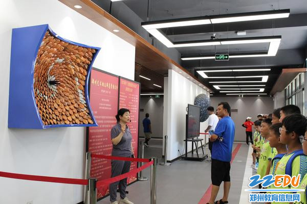 图2 朱冬梅主任讲解名师陶艺作品《河洛神图》
