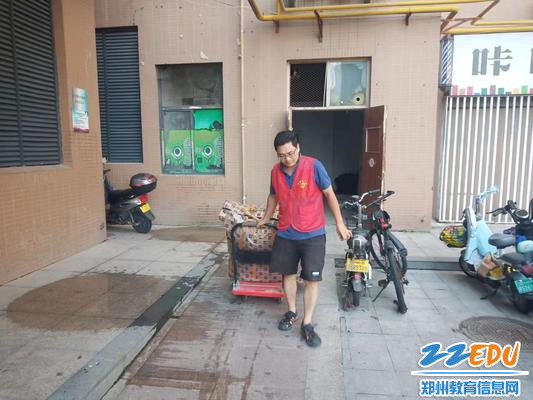 党员志愿者吕贻晓老师搬运救灾物资