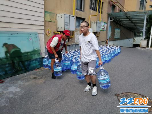 同学们搬运物资彰显青春力量