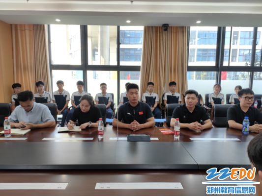 研究生代表张航源发言