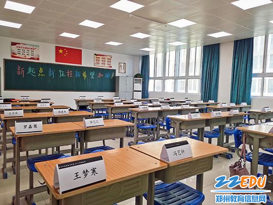 7班主任为新生制作专属桌签