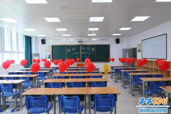 6班主任摆放“欢迎新生”的红气球
