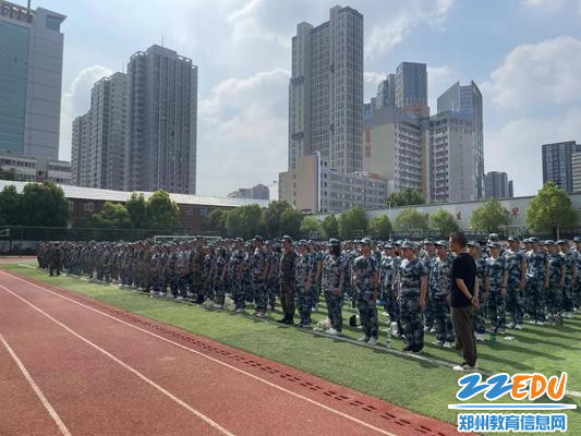 全体参训高一新生列队完毕