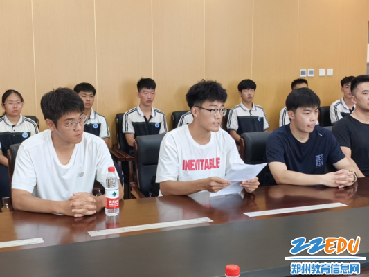 应届毕业生代表李佳洵分享经验