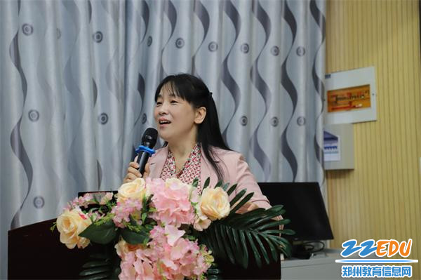 2.5郑州市教工幼儿园党支部书记、园长陈春对园所文化进行深入介绍