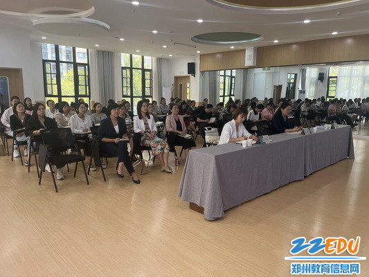 6.参会教师认真聆听_调整大小