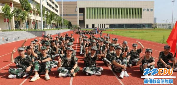 休息间隙，欢声笑语