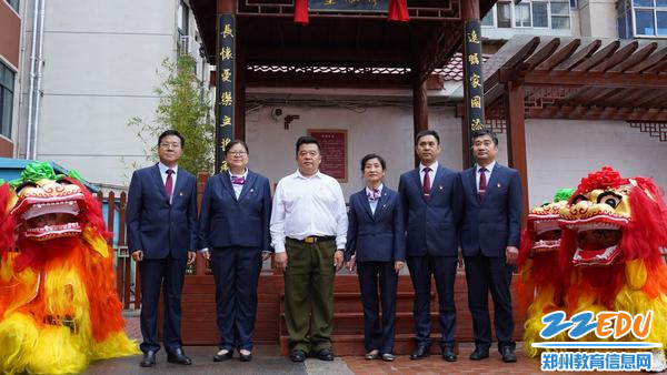 望融亭前合影，发师生宏愿，壮教师本色