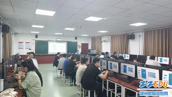 参会老师认真学习