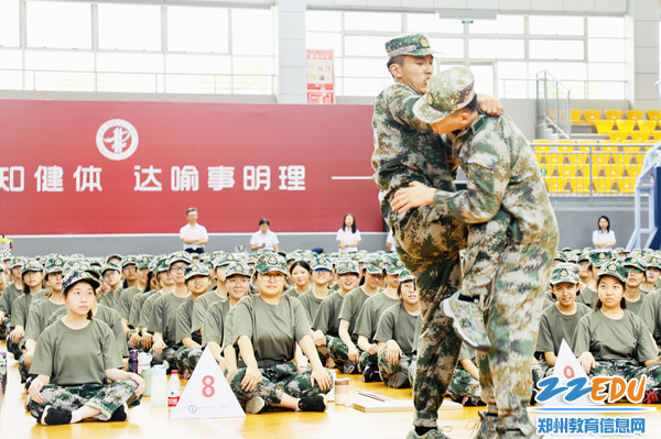 6教官们过硬的军事技能，为同学们做榜样示范_副本