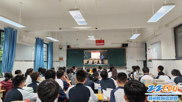 全校学生通过直播课堂认真学习