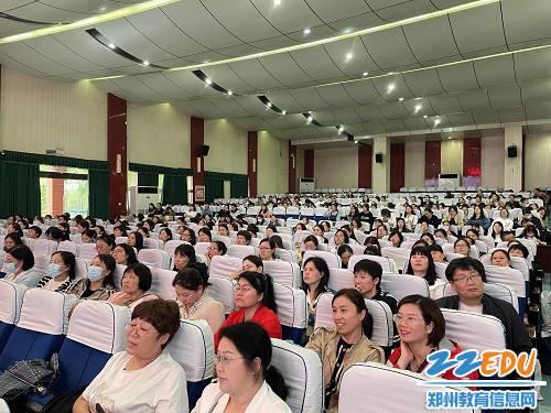与会教师认真聆听