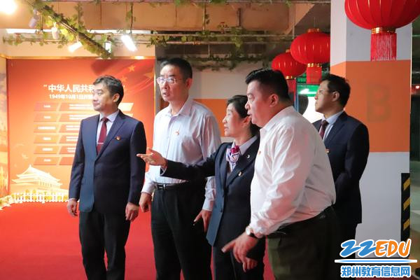 参观中国精神展馆