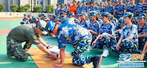 教官手把手教学生叠被子