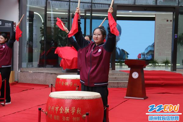 鼓舞社擂鼓助兴