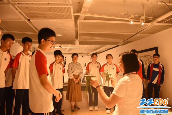 同学们被青铜饮食器具所吸引