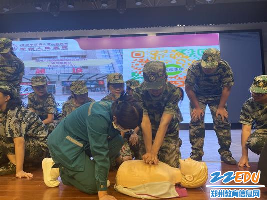 8、学生踊跃上台尝试救护流程