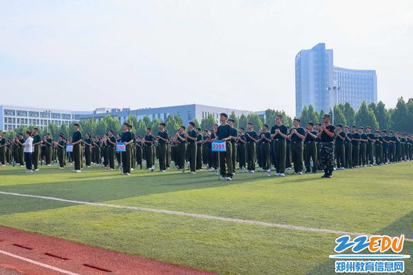 1.参训同学列队站立