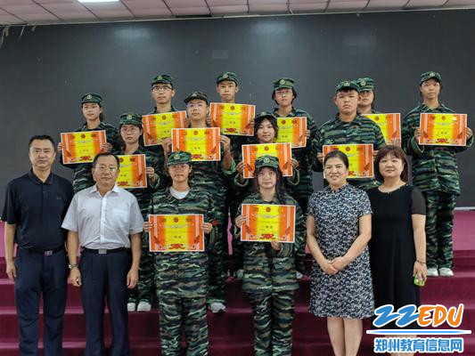 学校领导为获奖班级颁奖并合影