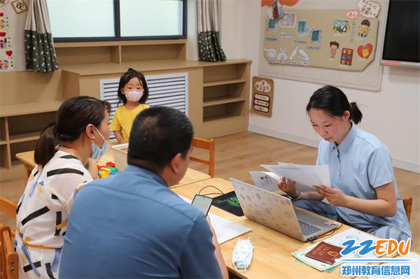 1.1班级老师认真核对幼儿报名信息发放入园通知书