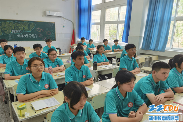 学生认真听讲_副本