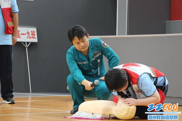 4学生展示心肺复苏操作