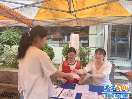 7.班主任热情满满迎接新生