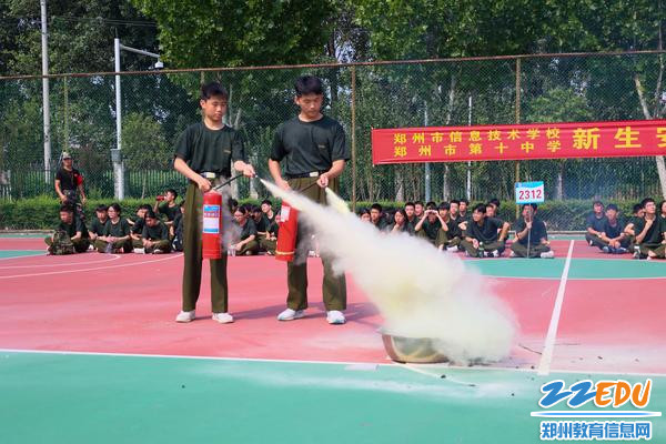 6.同学们亲身体验灭火演练