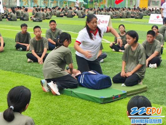 培训员分班对学生进行培训指导