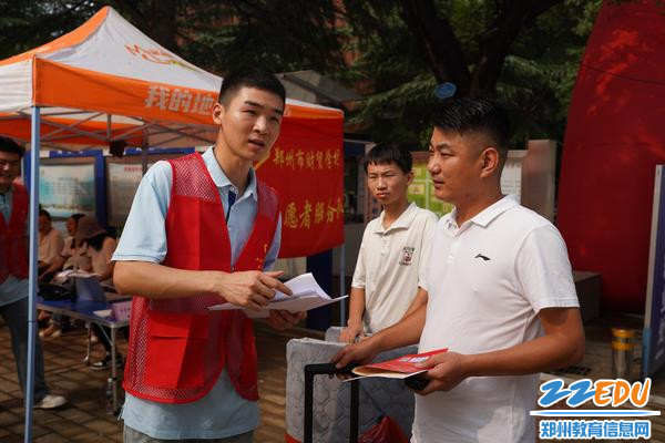 6.志愿者引导新生办入学手续