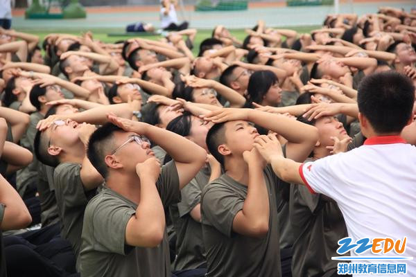 学生们学习心肺复苏术2