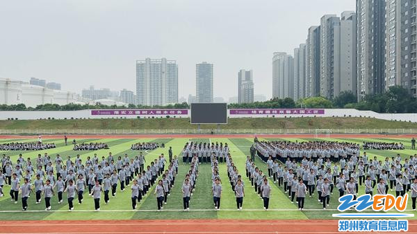8、2023级新生精彩的会操表演