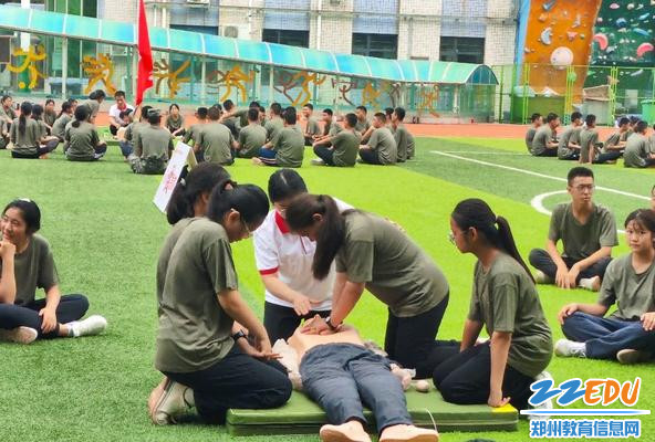 同学们进行心肺复苏术演练