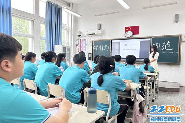 班主任老师向学生讲解行为习惯_副本