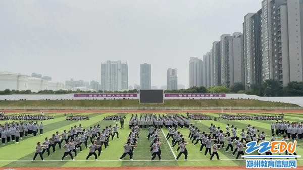 5、2023级设计专业新生武术操表演