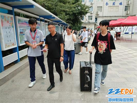 3 学生志愿者引导新生及家长进行报到