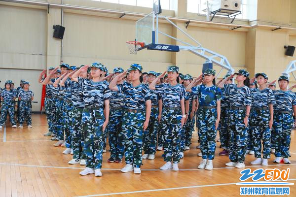 12中学子展示军训成果