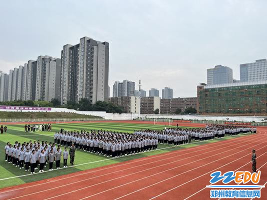 3、2023级新生军训闭营仪式暨会操