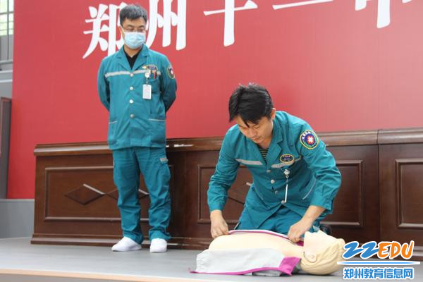 2邀请郑州市第七人民医院急诊科副主任刘垒现场指导