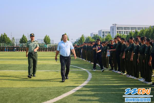 2.校党委书记邵元辉检阅参训学生