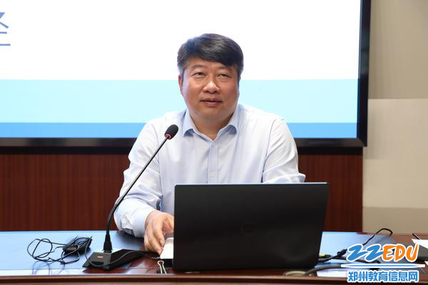 2.学校党委书记、校长宋志强介绍学校基本情况，并对青年教师提出要求。