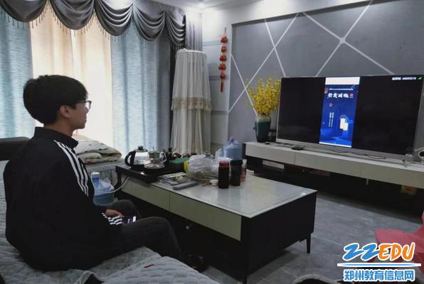 学生在线上学习烈士事迹