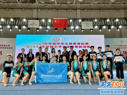 3参赛队员与裁判员合影