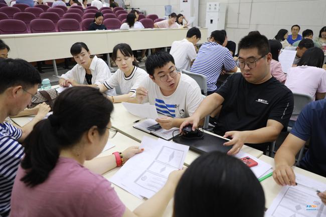 2高三年级组的老师们交流分享中