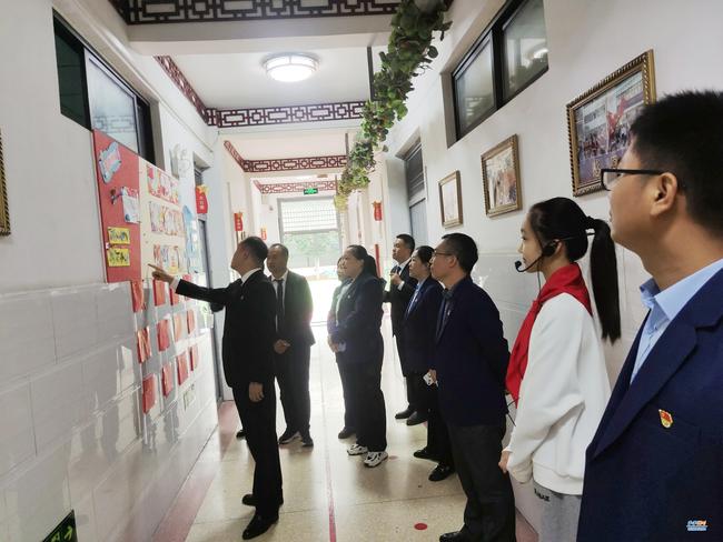 参观学校中队文化建设